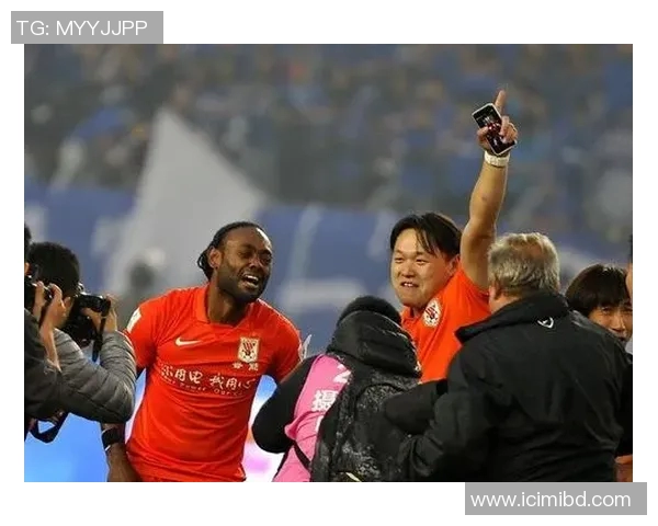 老年足球明星重聚欢庆时刻精彩视频回顾与感动瞬间分享